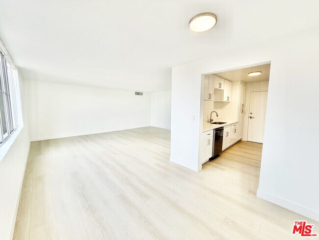 Foto del edificio - 468 S Roxbury Dr