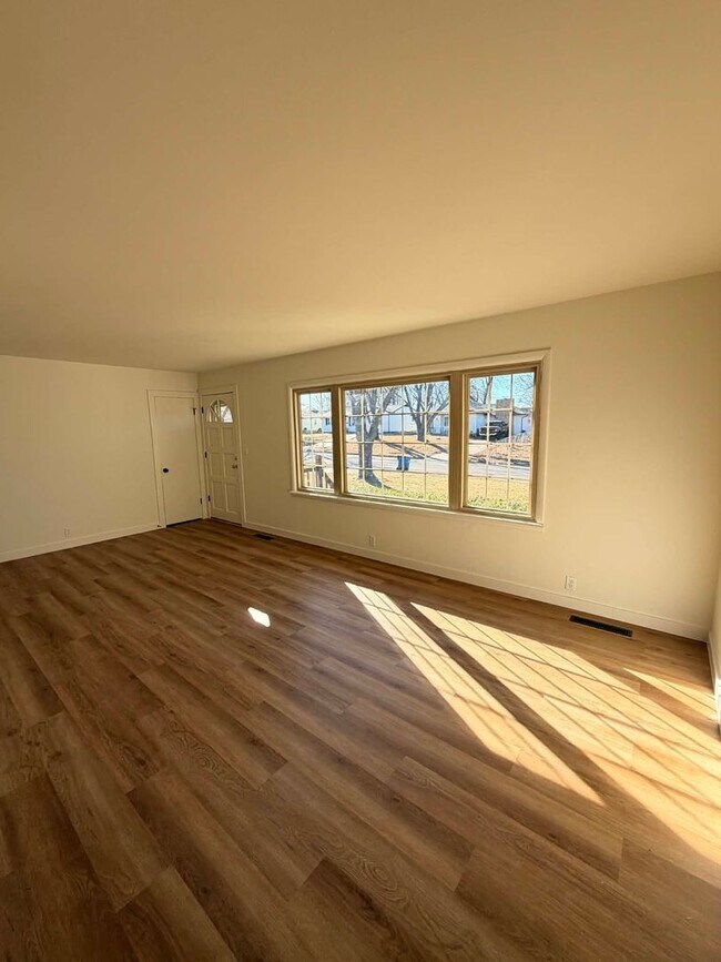 Foto del edificio - CUTE 3 BEDROOM / 2 BATHROOM HOUSE WITH FENCED IN YARD IN JOPLIN MO!!!