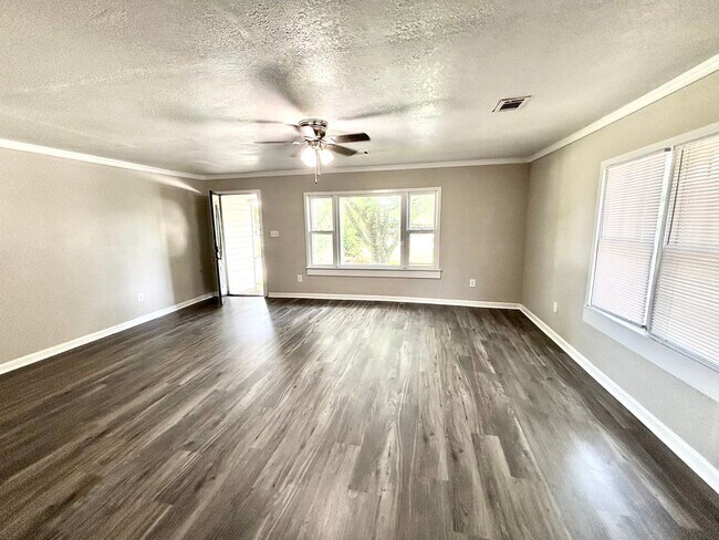 Building Photo - 1014 Cherry--Move In Ready!