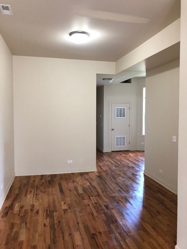 Foto del edificio - 1322 S Troy St