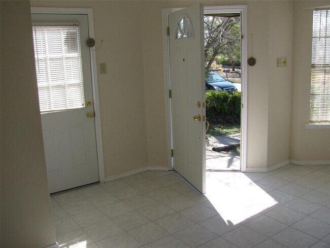 Building Photo - 916 Old Barn Ln