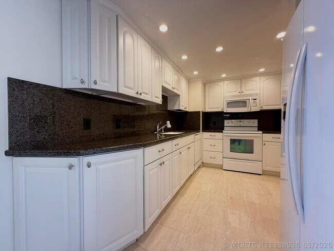 Building Photo - 5600 N Flagler Dr