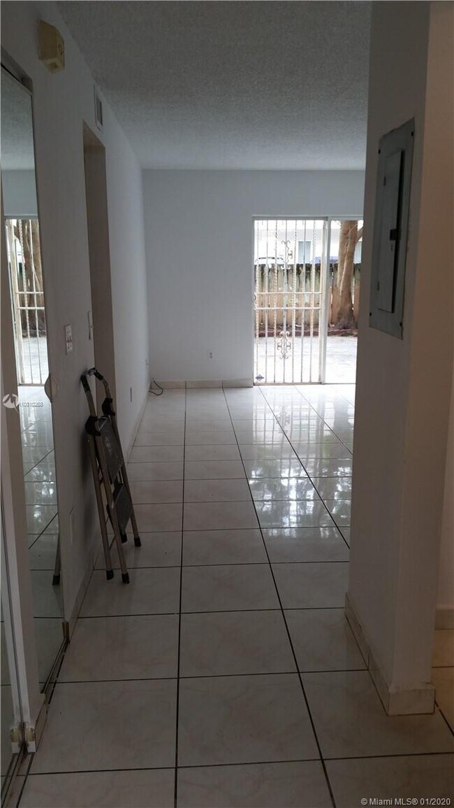 Foto del edificio - 8177 NW 8th St  D3 Miami Fl 33126