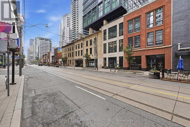 Building Photo - 327 King St W
