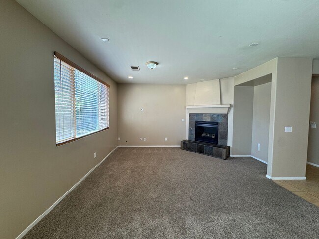 Foto del edificio - NW Bakersfield home!