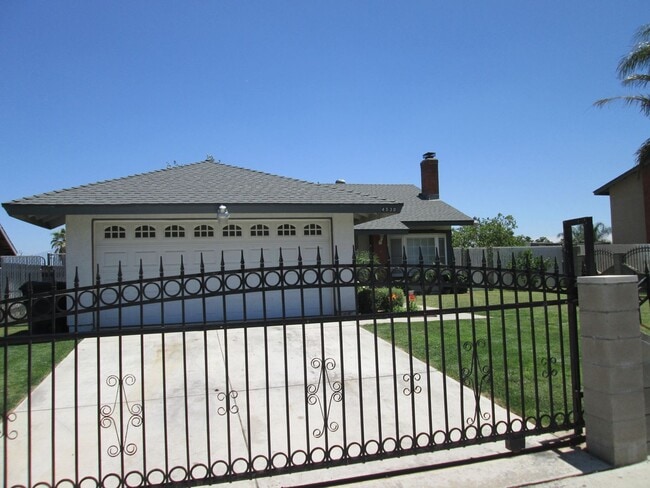 Building Photo - 3 BEDROOM 2 BATH HOUSE WITH 2 CAR GARAGE $...