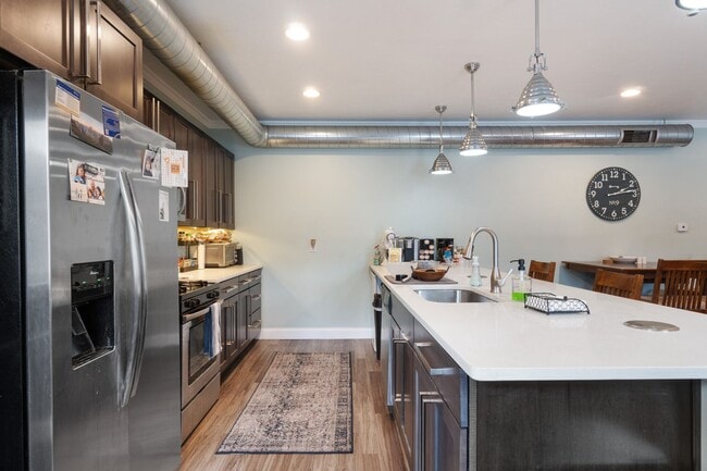 Foto del edificio - MASSIVE MODERN RENOVATION WITH OPEN LAYOUT...