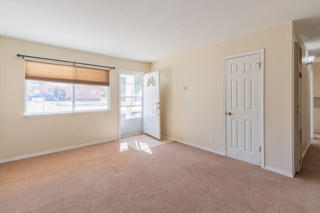 Foto del edificio - Conveniently located 3 Bedroom with Conver...