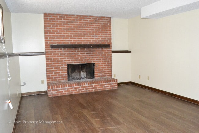 Building Photo - 2025 Shirley Ln