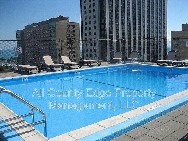 Building Photo - 3110 N Sheridan Rd