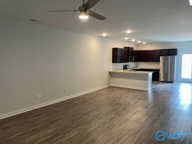 Building Photo - 421 Edgebrook Dr