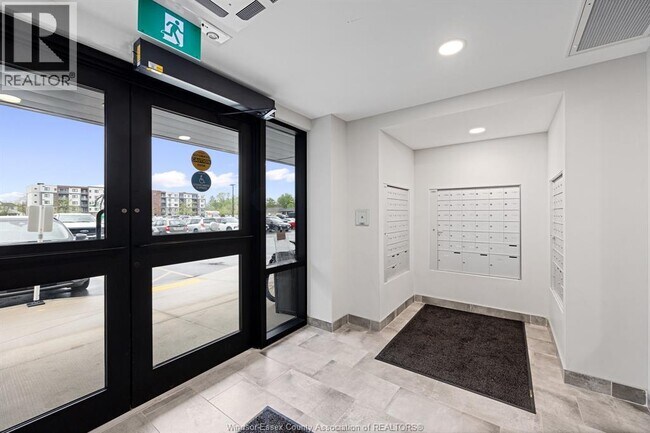 Photo du bâtiment - 2550 Sandwich W Pkwy