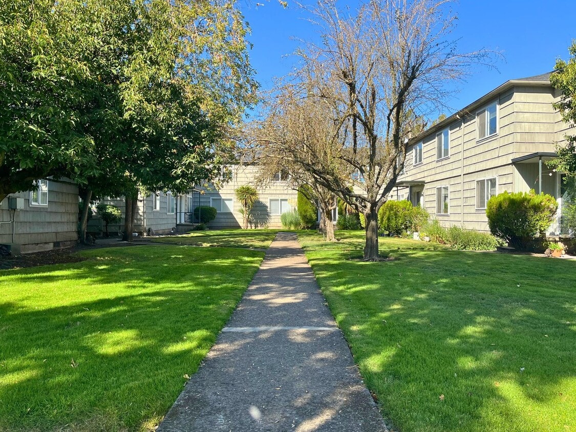 Building Photo - (UNM)  2 bed/1 bath Apartment