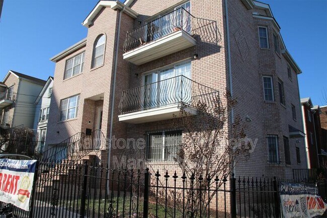 Building Photo - 161-163 Sussex Ave #3