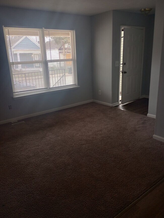 Foto del edificio - Spacious 3-bedroom Brick House
