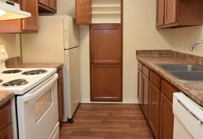 2BR/2.5BA TH - 1280SF - Broadmoor Plantation Apartments