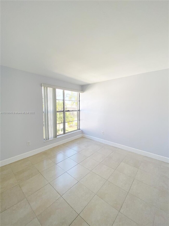 Building Photo - 10373 N Kendall Dr