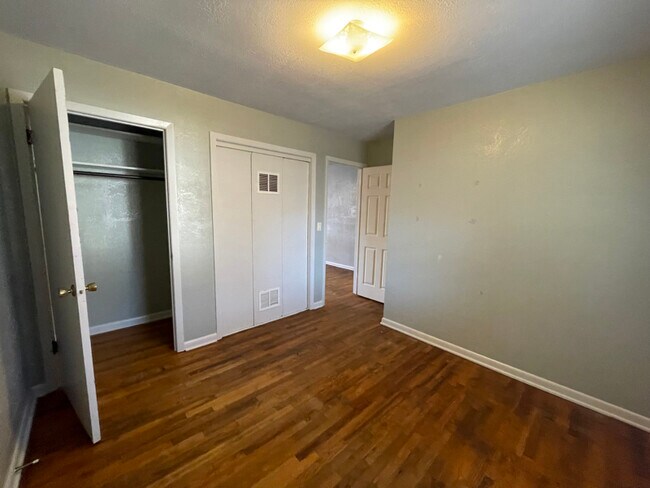 Foto del edificio - 414 E Madison St