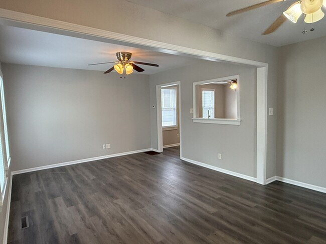 Foto del edificio - Private 4 bedroom home in West Allis