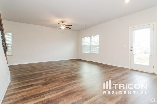 Building Photo - 2848 McKenzie Dr