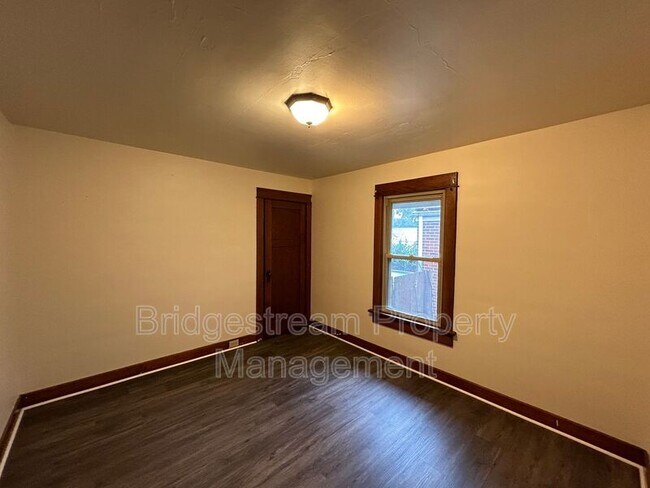 Building Photo - 2700 Springmont Ave