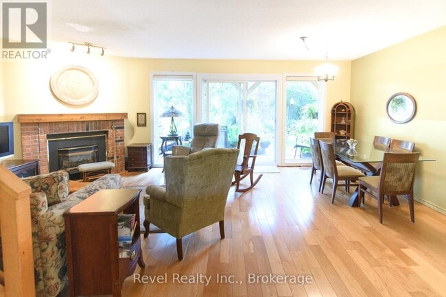 Photo du bâtiment - 145-145 Fairway Crescent