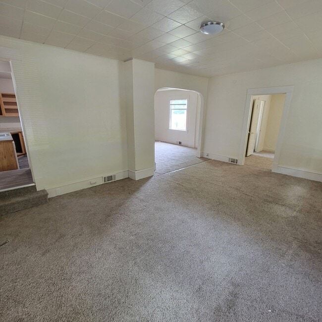 Building Photo - 4 bedroom lower South Hill home