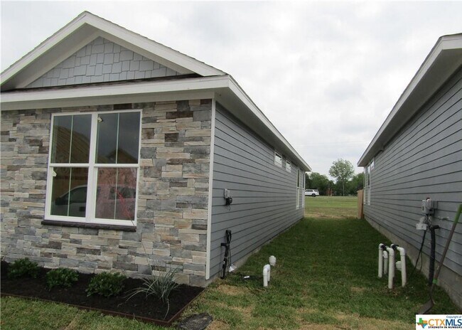 Building Photo - 404B W Crestwood Dr
