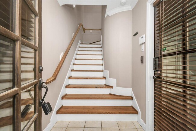 Building Photo - 2346 Camden Dr