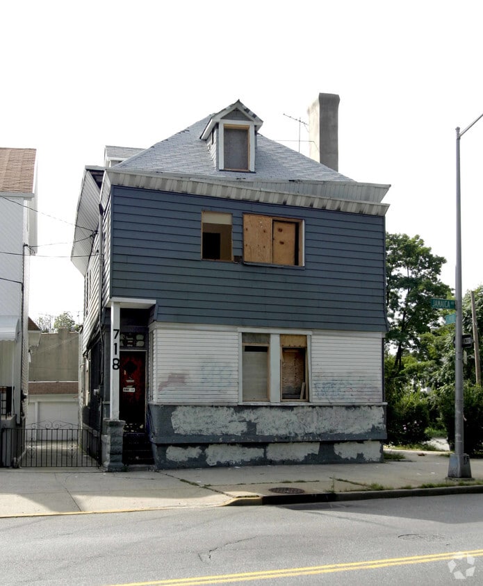 Foto principal - 718 Jamaica Ave