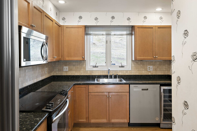 Building Photo - 248 Kenrick St