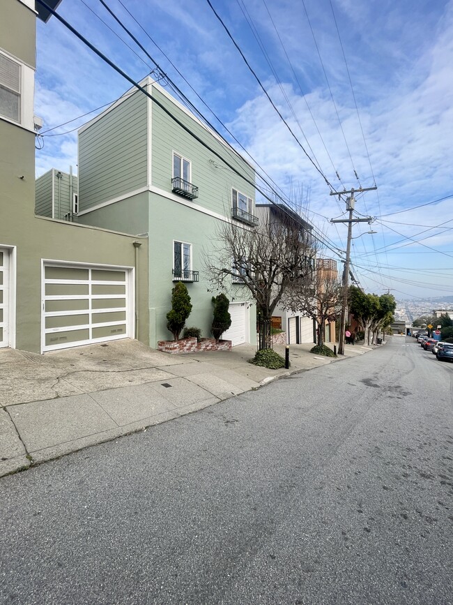 Building Photo - 71 Deming St