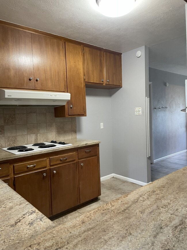 Building Photo - 1305 Peterson Dr