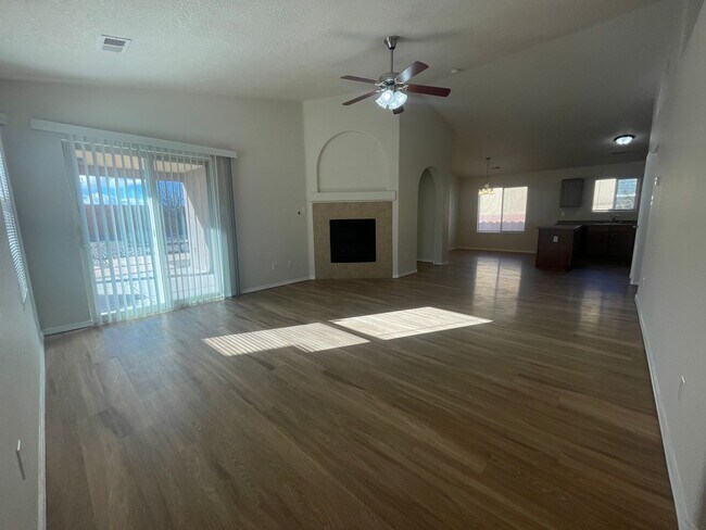 Foto del edificio - 4 bed 2 bath home in Huning Ranch.