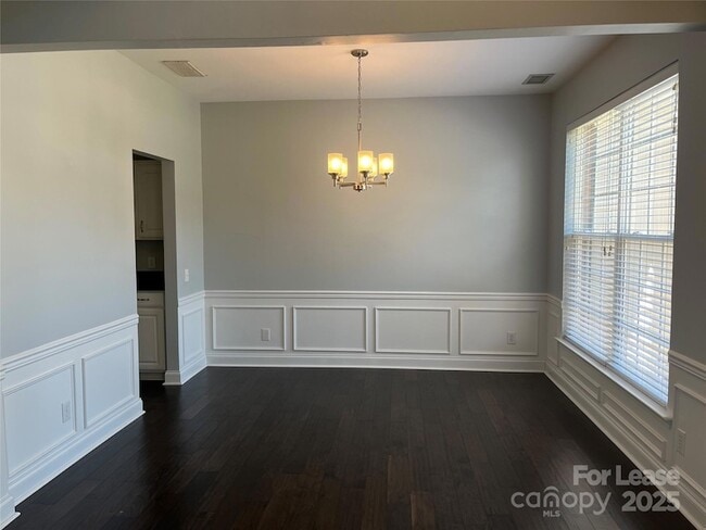 Foto del edificio - 8601 Fieldcroft Dr