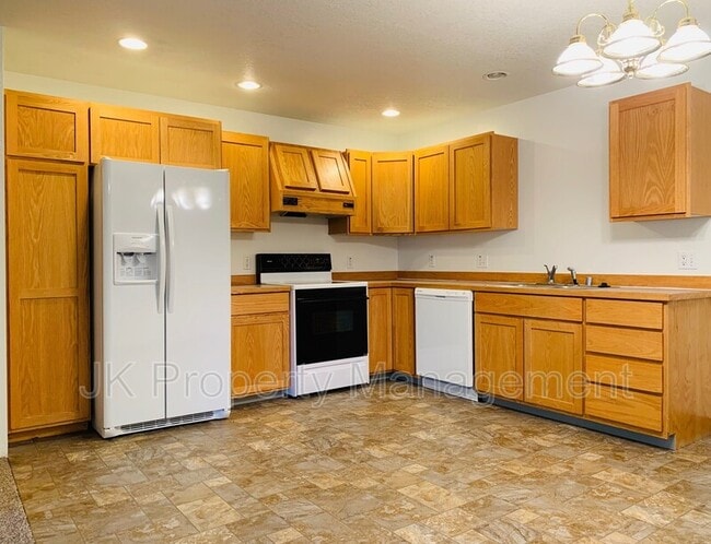 Building Photo - 1613 Sand Ct