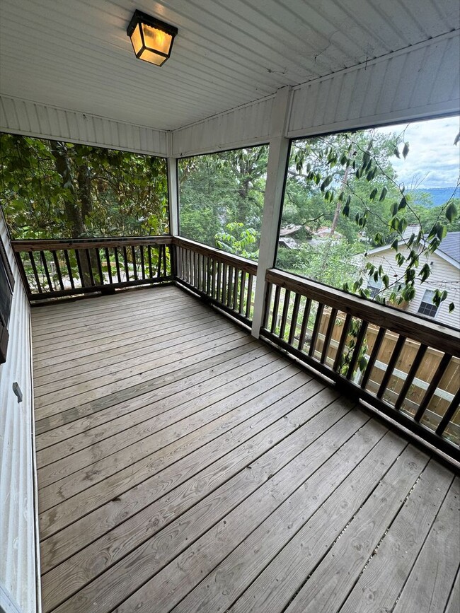 Building Photo - Downtown Living! 1 Bedroom, 1 Bathroom Hom...
