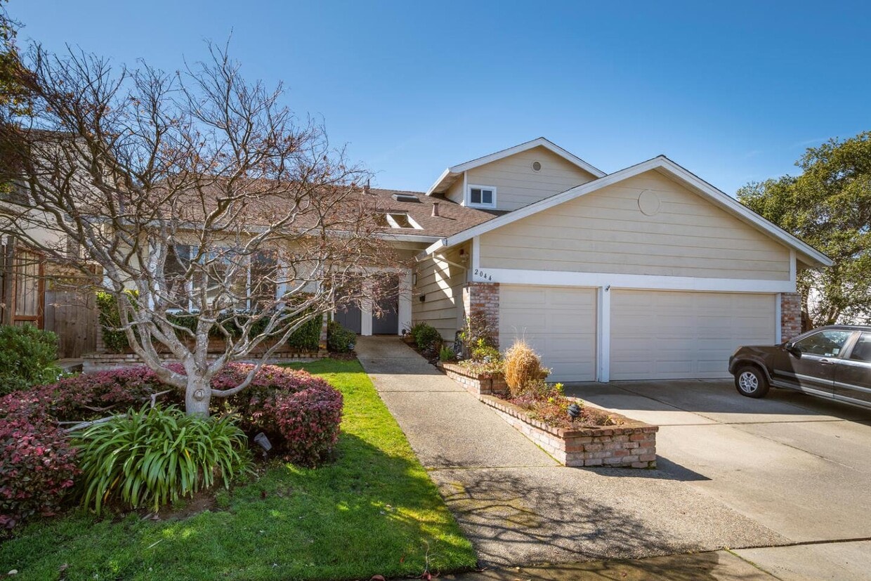 Primary Photo - 2044 Fairmont Dr