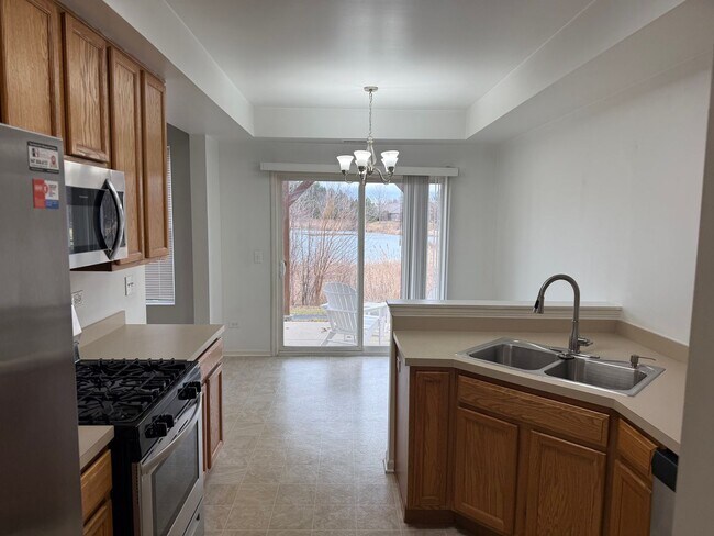 Foto del edificio - Partially Furnished - Bright & Spacious 2BR/1.5 BA CONDO - End-Unit w/ 2-Car Garage, Appliances, ...