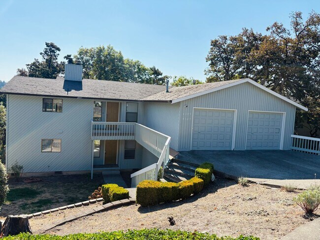 Building Photo - Spacious lower unit in refurbished duplex
