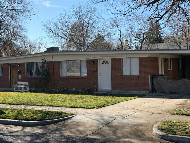 Foto del edificio - 833 N Riverside Dr