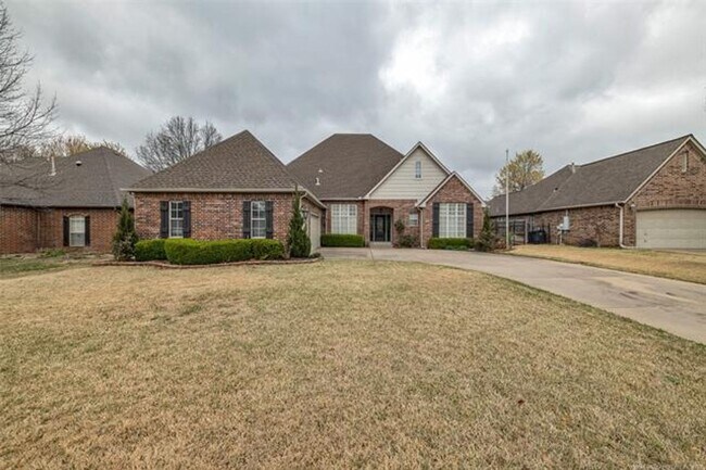 Building Photo - Immaculate and hard to find Single-Story w...