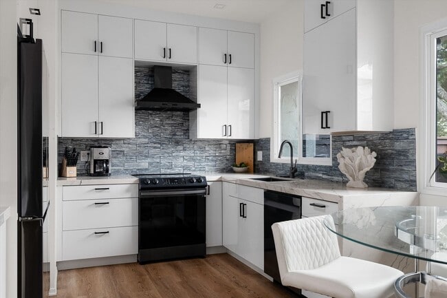 Building Photo - Catch the Wave of Modern Comfort at Our Reef Oasis