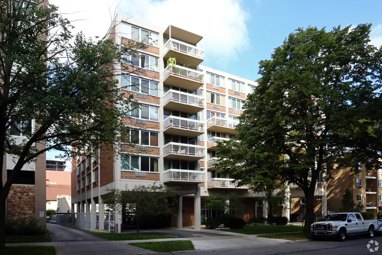 Primary Photo - Oak Park Towers