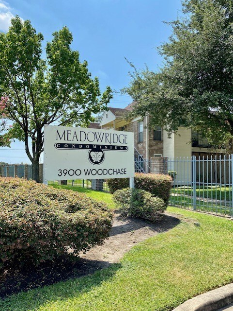 Building Photo - 3900 Woodchase Dr