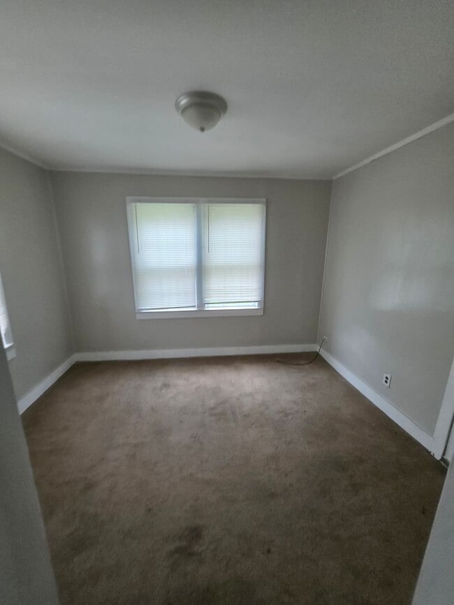 Building Photo - 2 bedroom, 1 bathroom home located in Darl...