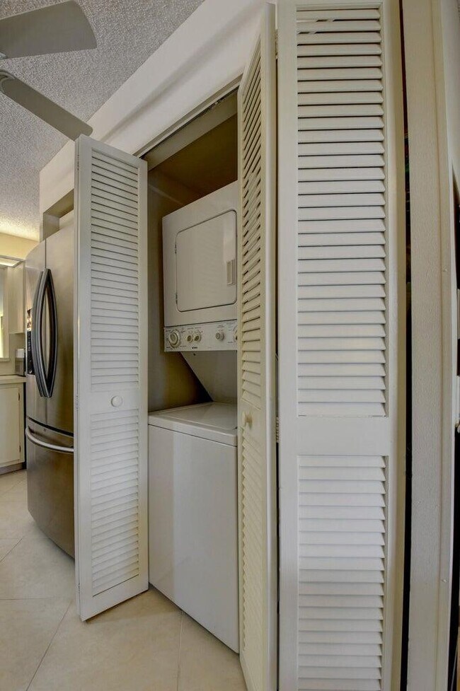 Building Photo - 5850 Sugar Palm Ct
