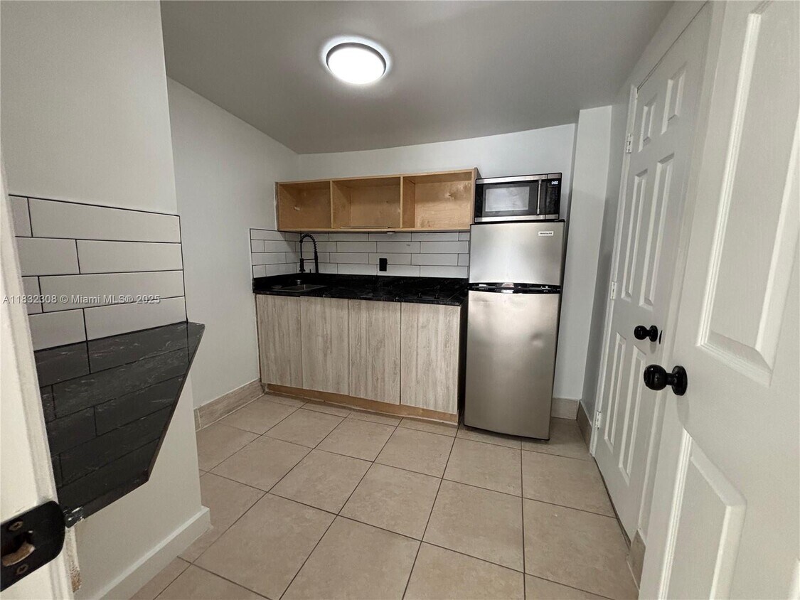 Foto principal - 633 NW 15th Ave