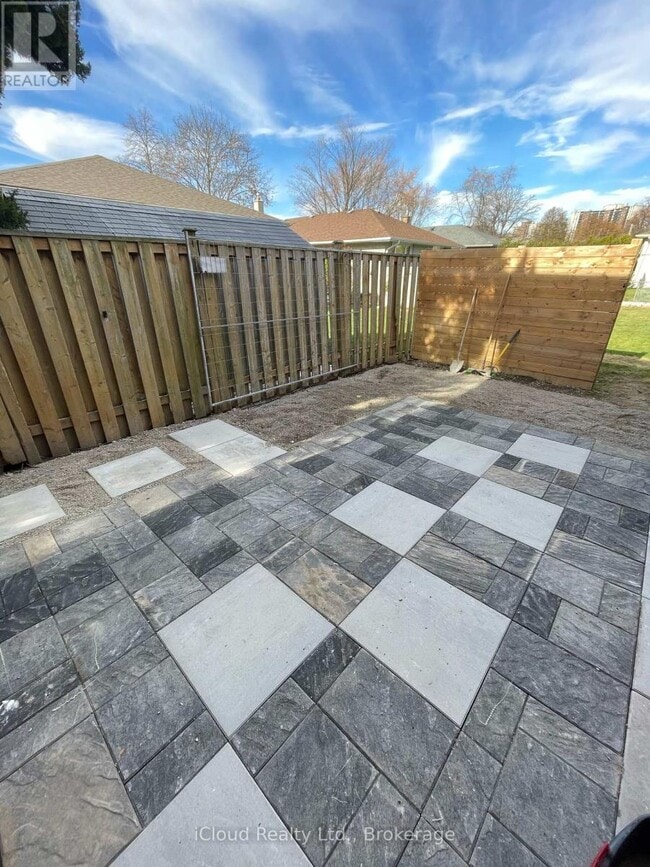 Building Photo - 22 Decarie Cir