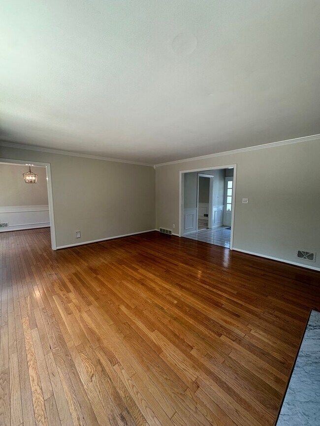 Building Photo - Charming Walk-Out Ranch in Sought-After Ba...